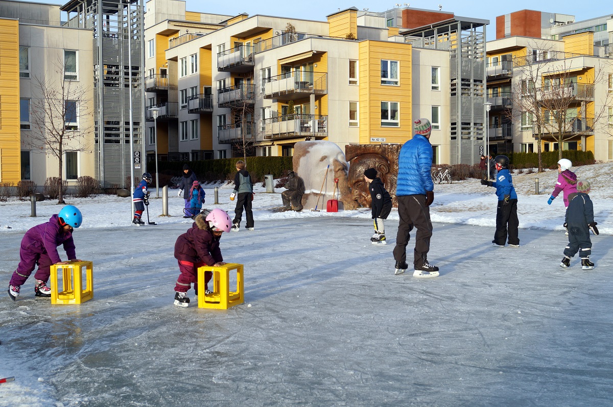 Barn på skøyter i Lørenparken